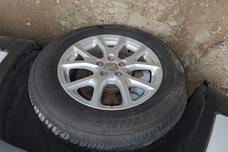 Used Jeep Cherokee 2016 2.4L Professional Edition Left Front Wheel Hub