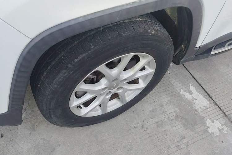 Used Jeep Cherokee 2016 2.4L Professional Edition Left Front Wheel Hub
