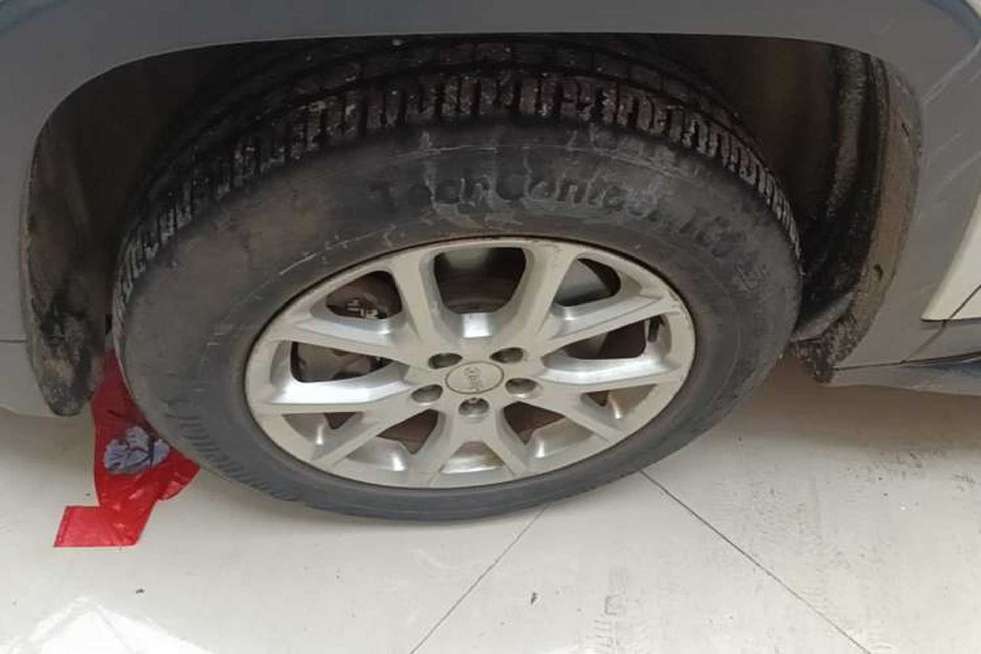 Used Jeep Cherokee 2016 2.4L Professional Smart Version Left Front Wheel Hub