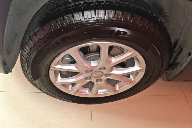 Used Jeep Cherokee 2016 2.4L Professional Edition Left Front Wheel Hub
