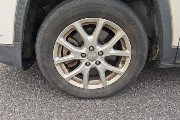 Used Jeep Cherokee 2016 2.0L Superior Edition Left Front Wheel Hub