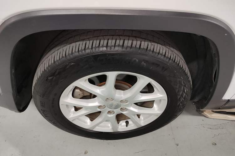 Used Jeep Cherokee 2016 2.4L Leading Smart Version Left Front Wheel Hub