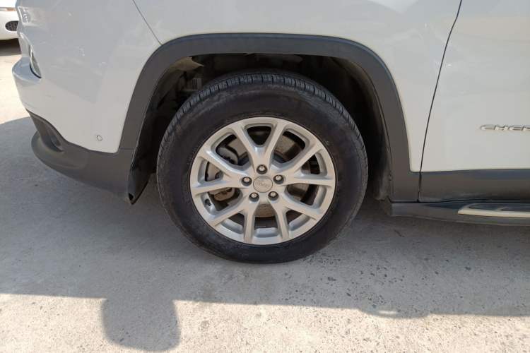 Used Jeep Cherokee 2016 2.0L Superior Edition Left Front Wheel Hub