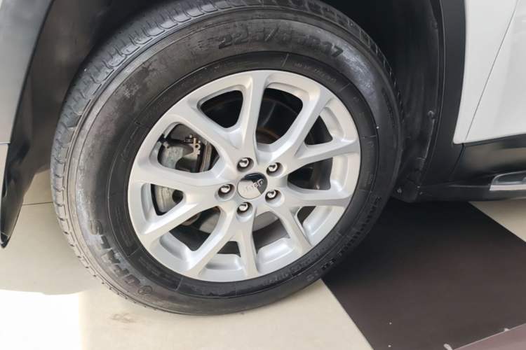 Used Jeep Cherokee 2016 2.4L Professional Edition Left Front Wheel Hub