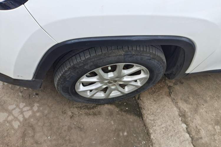 Used Jeep Cherokee 2016 2.0L Superior Edition Left Front Wheel Hub