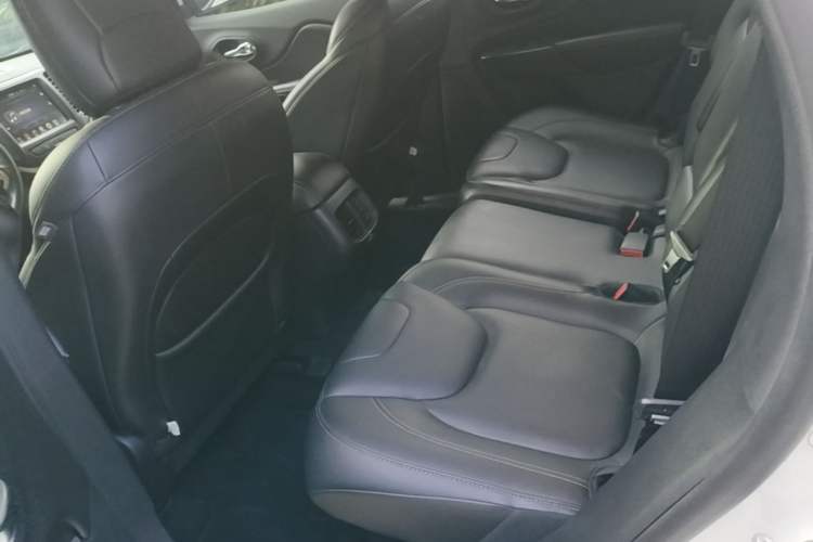 Used Jeep Cherokee 2016 2.0L Superior Edition Left Rear Seat