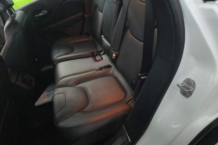Used Jeep Cherokee 2016 2.0L Superior Edition Left Rear Seat
