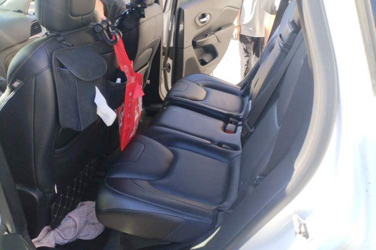 Used Jeep Cherokee 2016 2.4L Professional Edition Left Rear Seat