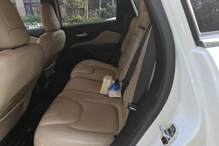 Used Jeep Cherokee 2016 2.0L Superior Edition Left Rear Seat