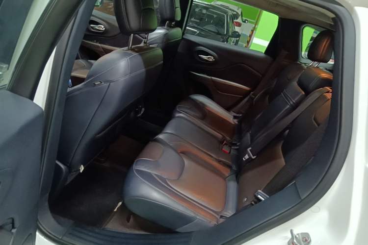 Used Jeep Cherokee 2016 2.4L Professional Edition Left Rear Seat