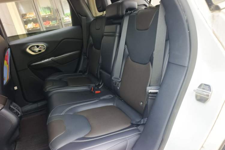 Used Jeep Cherokee 2016 2.4L All-in-One Edition Left Rear Seat