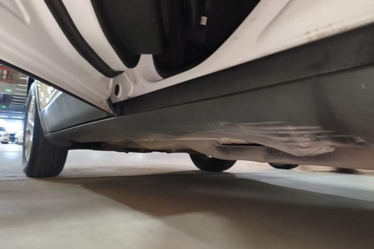 Used Jeep Cherokee 2016 2.4L Professional Edition Left Side Sill