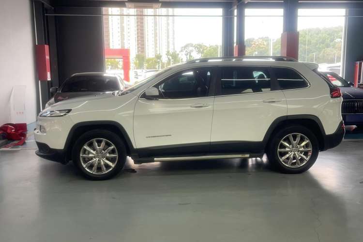 Used Jeep Cherokee 2016 2.4L Superior Edition Left Side