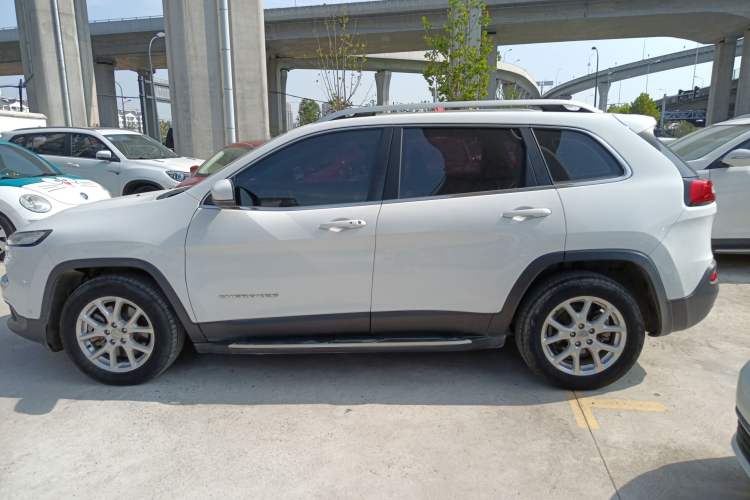 Used Jeep Cherokee 2016 2.0L Superior Edition Left Side