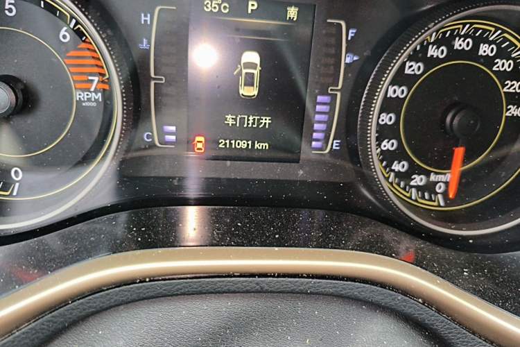 Used Jeep Cherokee 2016 2.4L Leading Edition Odometer Close Up