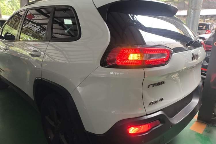 Used Jeep Cherokee 2016 2.4L 75th Anniversary Edition Rear Left 45 Deg