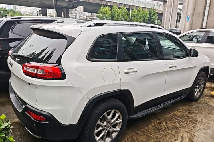 Used Jeep Cherokee 2016 2.4L Professional Smart Version Rear Right 45 Deg