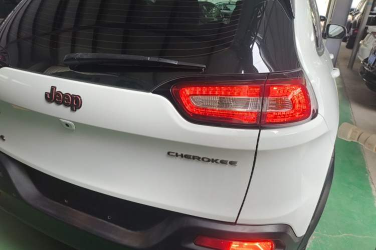 Used Jeep Cherokee 2016 2.4L 75th Anniversary Edition Rear Right 45 Deg