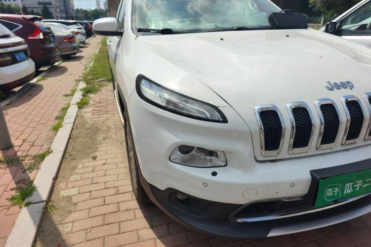 Used Jeep Cherokee 2016 2.4L All-in-One Edition Right Front Headlight