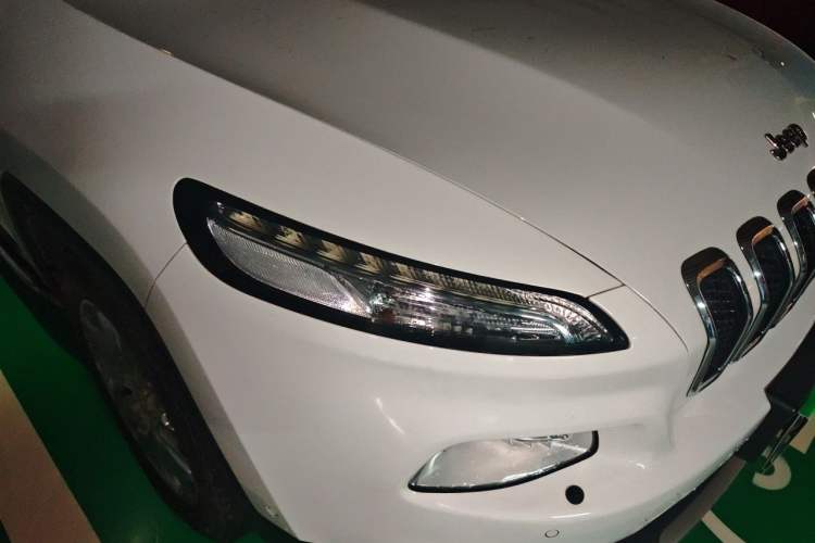 Used Jeep Cherokee 2016 2.4L Superior Edition Right Front Headlight