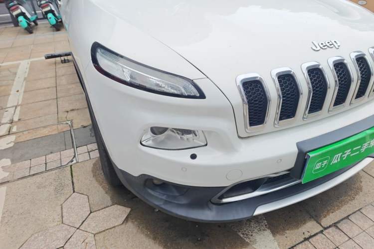 Used Jeep Cherokee 2016 2.4L Superior Edition Right Front Headlight