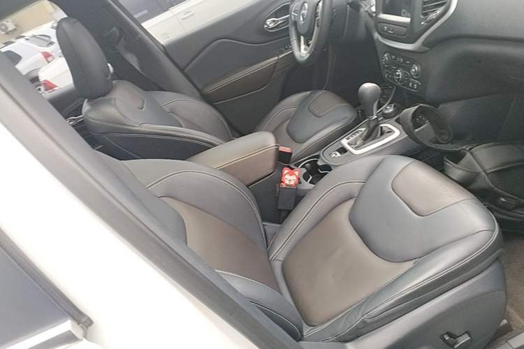 Used Jeep Cherokee 2016 2.4L Professional Smart Version Right Front Seat