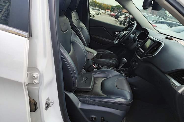 Used Jeep Cherokee 2016 2.4L Superior Edition Right Front Seat