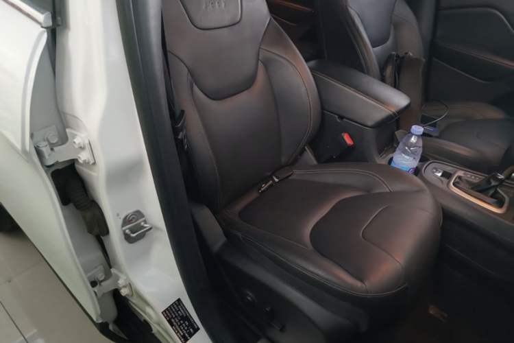 Used Jeep Cherokee 2016 2.0L Superior Edition Right Front Seat