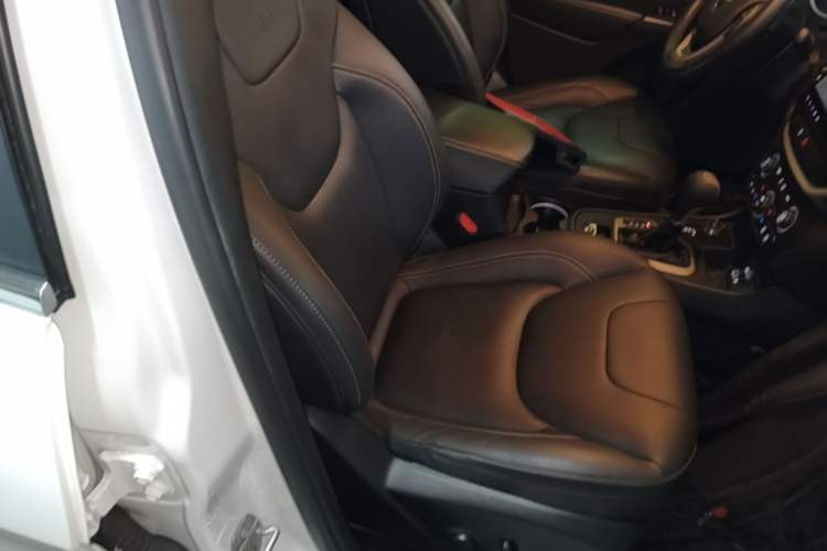 Used Jeep Cherokee 2016 2.4L Professional Edition Right Front Seat