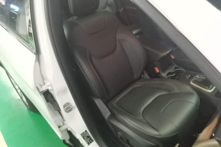 Used Jeep Cherokee 2016 2.0L Superior Edition Right Front Seat