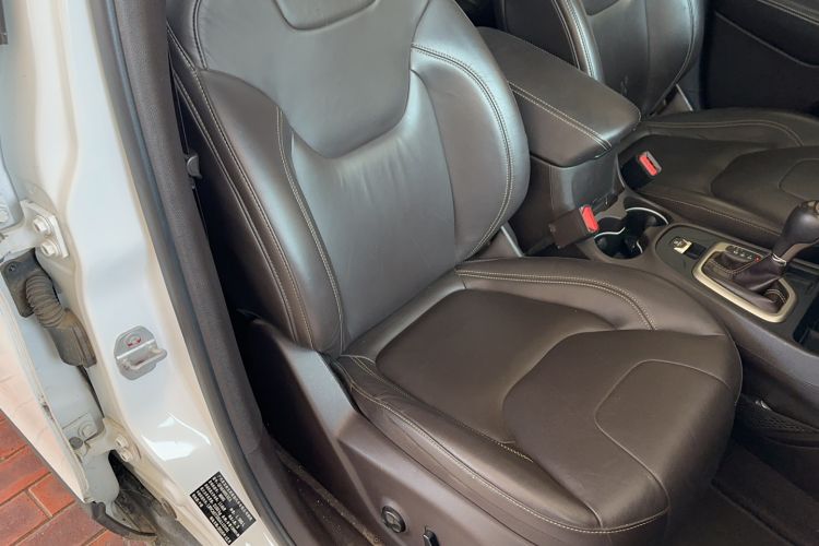 Used Jeep Cherokee 2016 2.0L Superior Edition Right Front Seat