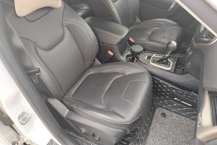 Used Jeep Cherokee 2016 2.0L Superior Edition Right Front Seat