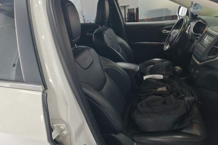 Used Jeep Cherokee 2016 2.4L Leading Edition Right Front Seat