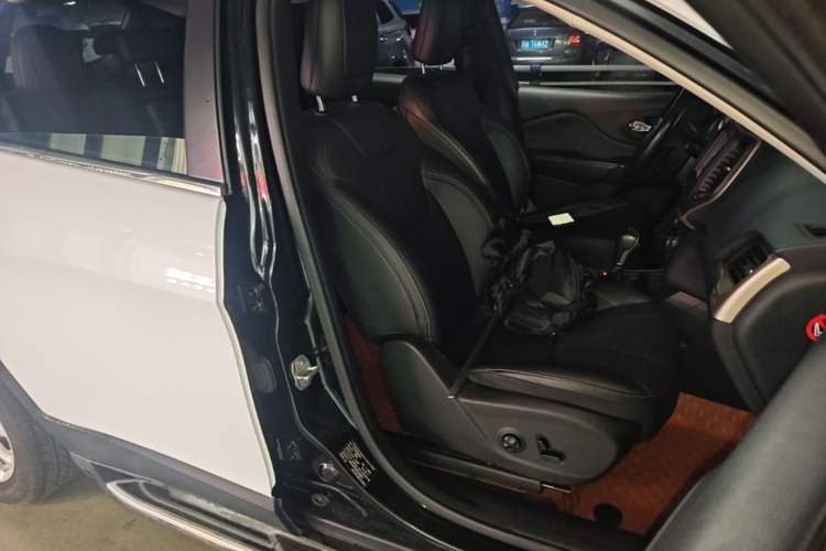 Used Jeep Cherokee 2016 2.0L Superior Edition Right Front Seat