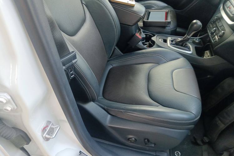 Used Jeep Cherokee 2016 2.4L All-in-One Edition Right Front Seat