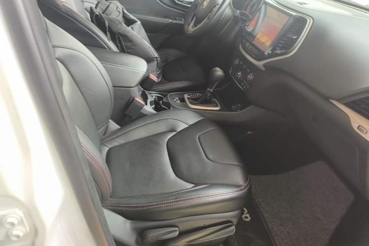 Used Jeep Cherokee 2016 2.0L Leading Edition Right Front Seat