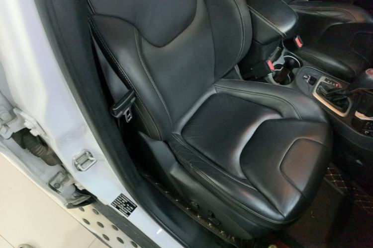 Used Jeep Cherokee 2016 2.0L Superior Edition Right Front Seat