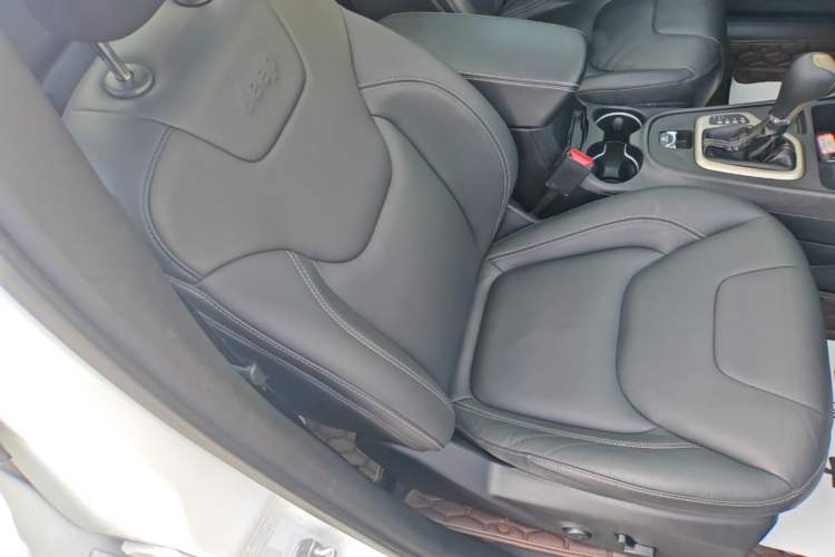 Used Jeep Cherokee 2016 2.4L Leading Smart Version Right Front Seat