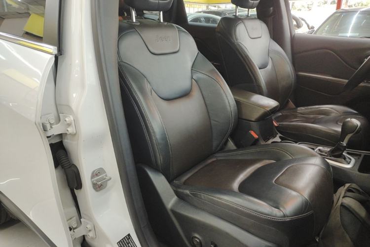 Used Jeep Cherokee 2016 2.4L Leading Edition Right Front Seat