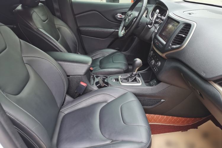 Used Jeep Cherokee 2016 2.0L Superior Edition Right Front Seat