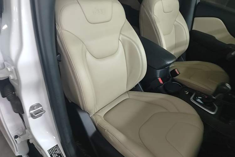Used Jeep Cherokee 2016 2.0L Superior Edition Right Front Seat