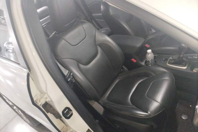 Used Jeep Cherokee 2016 2.4L Superior Edition Right Front Seat