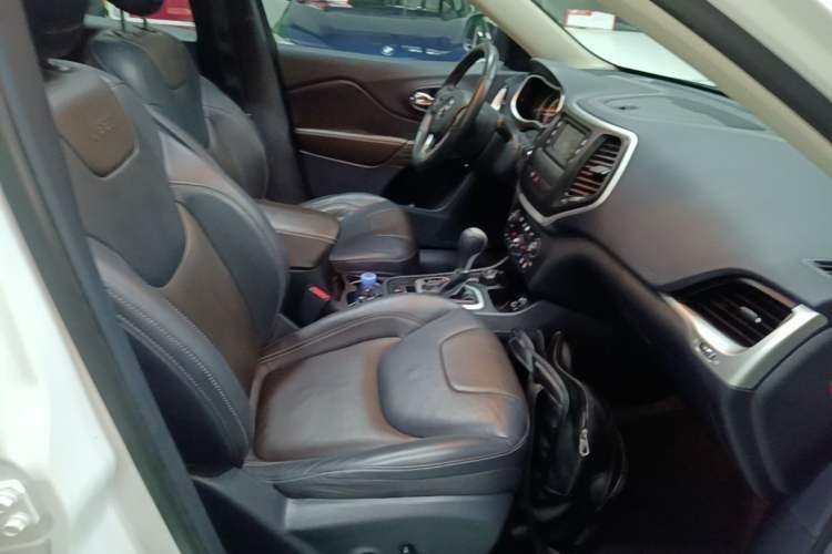 Used Jeep Cherokee 2016 2.4L Professional Edition Right Front Seat