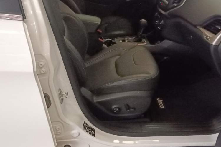 Used Jeep Cherokee 2016 2.0L Superior Edition Right Front Seat