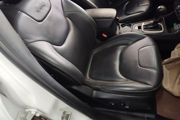 Used Jeep Cherokee 2016 2.0L Superior Edition Right Front Seat