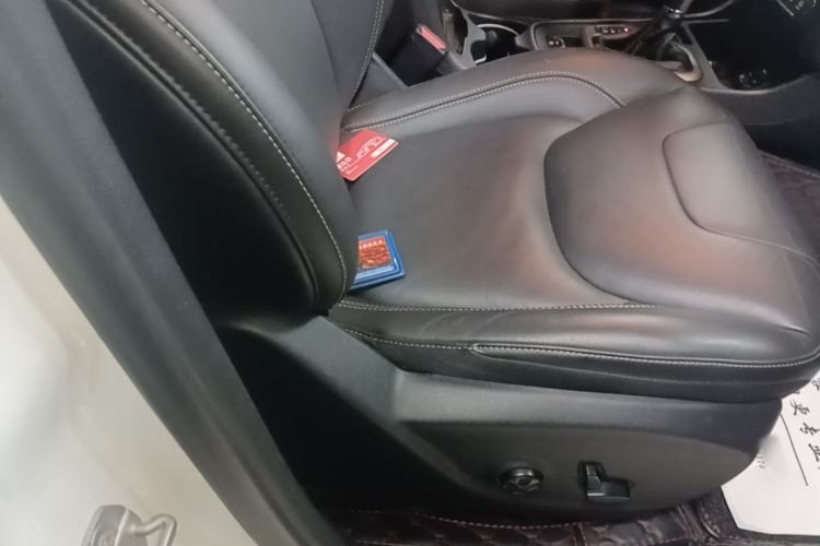Used Jeep Cherokee 2016 2.0L Superior Edition Right Front Seat