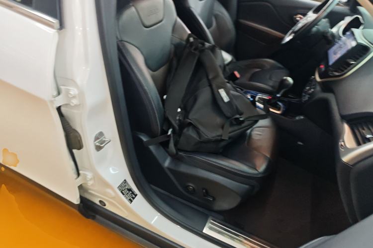 Used Jeep Cherokee 2016 2.4L Leading Edition Right Front Seat
