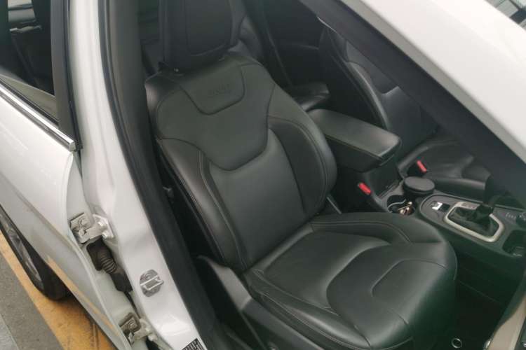 Used Jeep Cherokee 2016 2.4L Superior Edition Right Front Seat