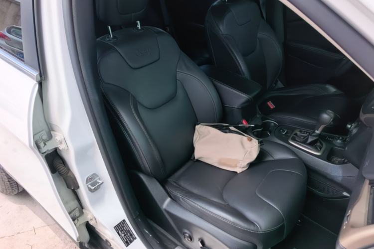 Used Jeep Cherokee 2016 2.4L Professional Edition Right Front Seat