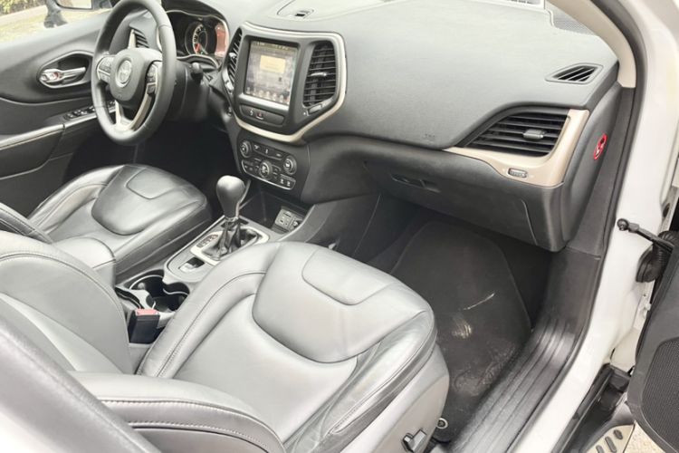 Used Jeep Cherokee 2016 2.0L Superior Edition Right Front Seat
